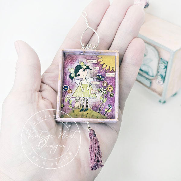 Miniatur „Als ich dich zum ersten Mal sah Nr. 1:2“ lila Holzrahmen Puppenhaus-Deko-Accessoire