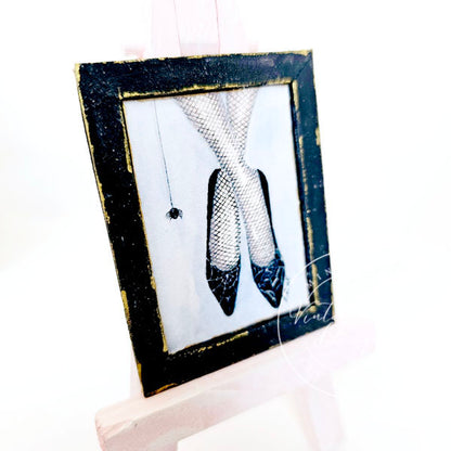 Spinnennetz-Schuhe Nr.1 Puppenhaus Miniatur Handgemalte Kunst im Holzrahmen