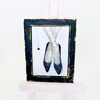 Spinnennetz-Schuhe Nr.1 Puppenhaus Miniatur Handgemalte Kunst im Holzrahmen