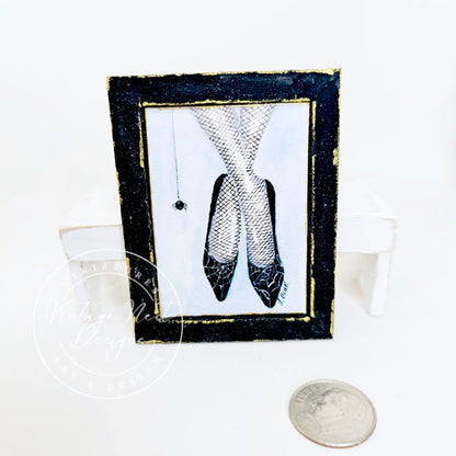 Spinnennetz-Schuhe Nr.1 Puppenhaus Miniatur Handgemalte Kunst im Holzrahmen