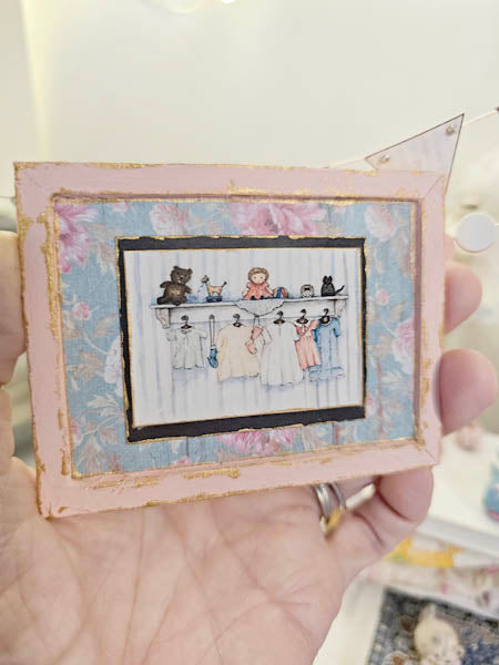 Miniature Baby Time Nr. 1-2 Rosa Holzrahmen Puppenhaus Zubehör 1:12 Maßstab Schaukasten
