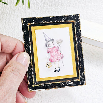 Miniatur Halloween Hexe Mädchen Nr. 2:2 Handgemachte Puppenhaus Holzgerahmte Kunst