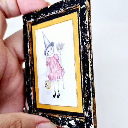 Miniatur Halloween Hexe Mädchen Nr. 2:2 Handgemachte Puppenhaus Holzgerahmte Kunst