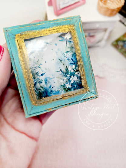 Fleurs miniatures et libellule N°1 : Cadre en bois bleu, accessoire de décoration murale pour maison de poupée à l'échelle 1/12