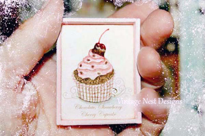 Miniatur Schoko-Himbeer-Cupcake Nr. 1 Handgefertigt für Puppenhaus