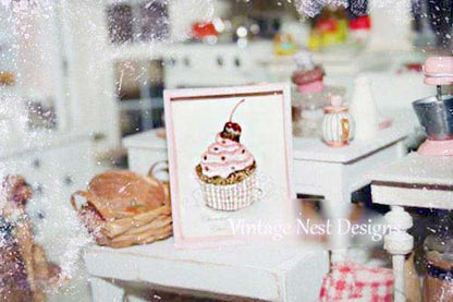 Miniatur Schoko-Himbeer-Cupcake Nr. 1 Handgefertigt für Puppenhaus