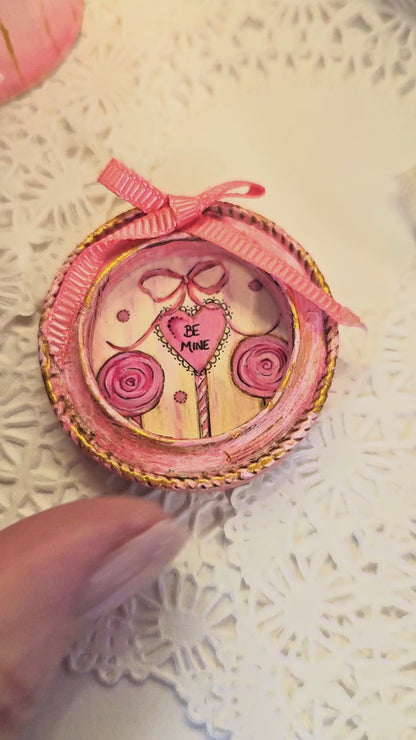Sucette de la Saint-Valentin No.1:2 Miniature de maison de poupée - Art encadré fait main
