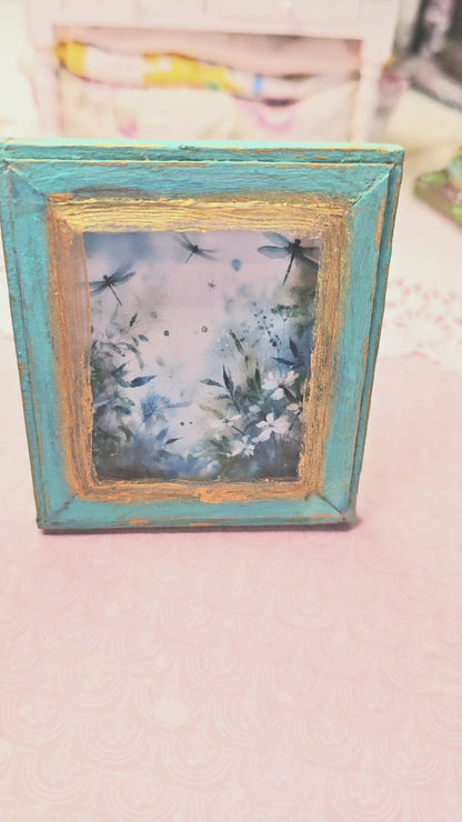 Fleurs miniatures et libellule N°1 : Cadre en bois bleu, accessoire de décoration murale pour maison de poupée à l'échelle 1/12